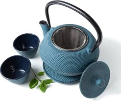 Tealøv THEE SET 1,1 LITER GIETIJZER | COMPLETE SET IN GESCHENKDOOS | Gietijzeren Theepot Met Roestvrijstalen Zeef, Gietijzeren Theekopjes En Onderzetter | In Authentiek Japanse Stijl | Arare Blauw -Keuken Verkoop 1200x1000 1