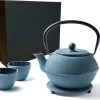 Tealøv THEE SET 1,1 LITER GIETIJZER | COMPLETE SET IN GESCHENKDOOS | Gietijzeren Theepot Met Roestvrijstalen Zeef, Gietijzeren Theekopjes En Onderzetter | In Authentiek Japanse Stijl | Arare Blauw 1 Tealøv THEE SET 1,1 LITER GIETIJZER | COMPLETE SET IN GESCHENKDOOS | Gietijzeren Theepot Met Roestvrijstalen Zeef, Gietijzeren Theekopjes En Onderzetter | In Authentiek Japanse Stijl | Arare Blauw -Keuken Verkoop 1200x1005 4