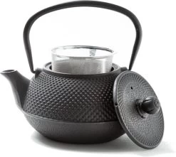 Tealøv THEE SET 800 ML GIETIJZER | COMPLETE SET IN GESCHENKDOOS | Gietijzeren Theepot Met Roestvrijstalen Zeef, Gietijzeren Theekopjes En Onderzetter | In Authentiek Japanse Stijl | Arare Zwart -Keuken Verkoop 1200x1074 7