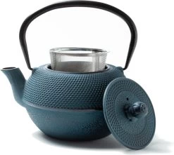 Tealøv THEE SET 1,1 LITER GIETIJZER | COMPLETE SET IN GESCHENKDOOS | Gietijzeren Theepot Met Roestvrijstalen Zeef, Gietijzeren Theekopjes En Onderzetter | In Authentiek Japanse Stijl | Arare Blauw -Keuken Verkoop 1200x1075 11