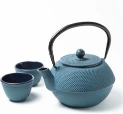 Tealøv THEE SET 1,1 LITER GIETIJZER | COMPLETE SET IN GESCHENKDOOS | Gietijzeren Theepot Met Roestvrijstalen Zeef, Gietijzeren Theekopjes En Onderzetter | In Authentiek Japanse Stijl | Arare Blauw -Keuken Verkoop 1200x1108 6