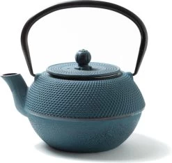 Tealøv THEE SET 1,1 LITER GIETIJZER | COMPLETE SET IN GESCHENKDOOS | Gietijzeren Theepot Met Roestvrijstalen Zeef, Gietijzeren Theekopjes En Onderzetter | In Authentiek Japanse Stijl | Arare Blauw -Keuken Verkoop 1200x1135 4