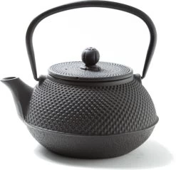 Tealøv THEE SET 800 ML GIETIJZER | COMPLETE SET IN GESCHENKDOOS | Gietijzeren Theepot Met Roestvrijstalen Zeef, Gietijzeren Theekopjes En Onderzetter | In Authentiek Japanse Stijl | Arare Zwart -Keuken Verkoop 1200x1163 5