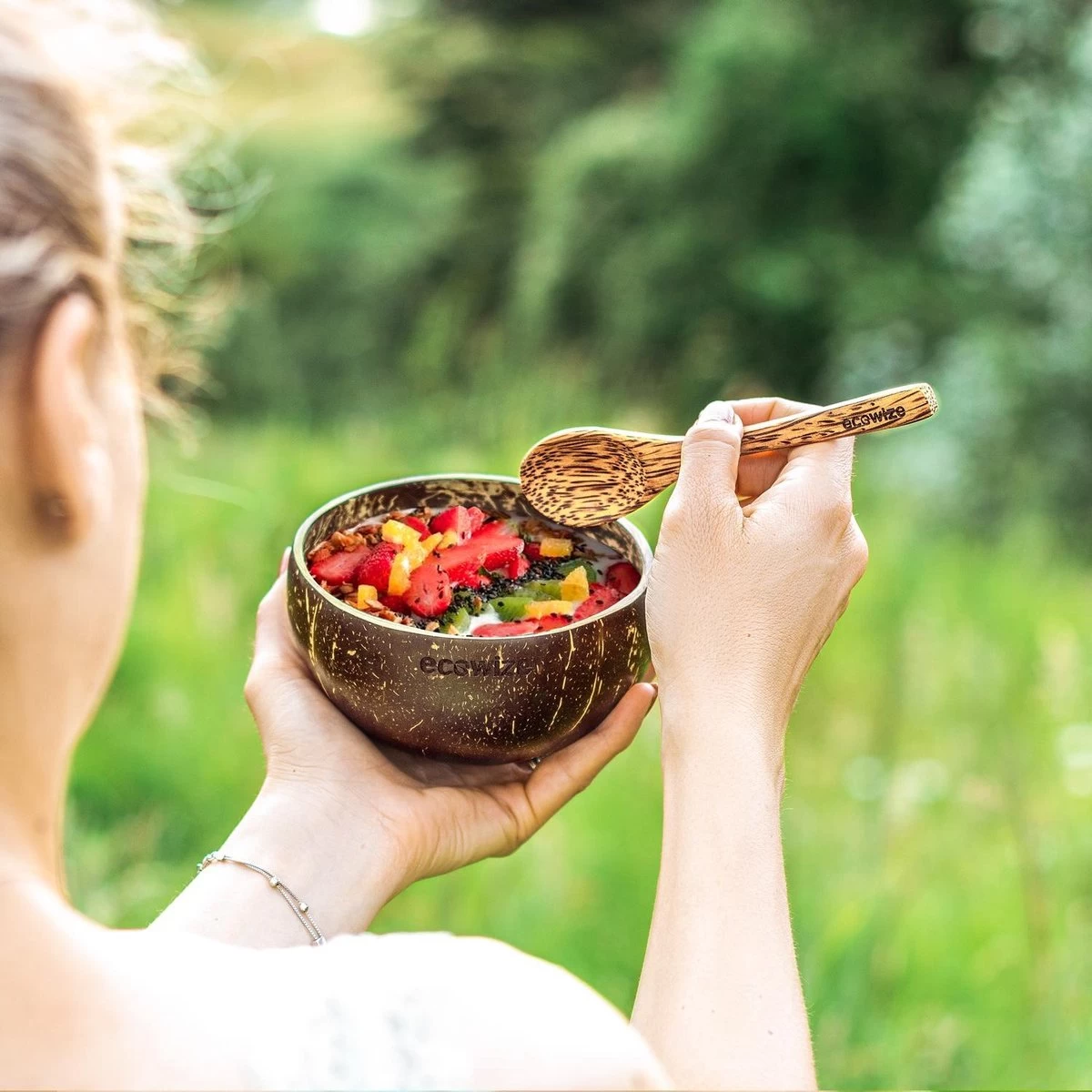 Ecowize Coconut Bowls (Set Van 3) - Kokosnoot Kom & Schaal - Met 3 Lepels, 3 Vorken En 8 Bamboe Rietjes - Zero Waste & Herbruikbaar - Duurzaam Cadeau 8 Ecowize Coconut Bowls (Set Van 3) - Kokosnoot Kom & Schaal - Met 3 Lepels, 3 Vorken En 8 Bamboe Rietjes - Zero Waste & Herbruikbaar - Duurzaam Cadeau - Afbeelding 6