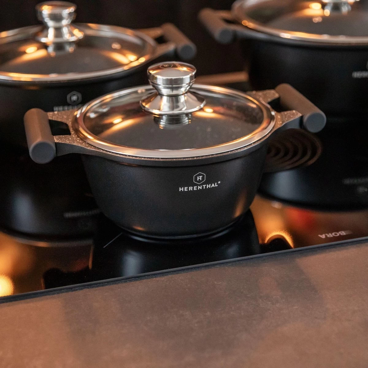 Herenthal Inductie Pannenset - Luxe 10-delige Koekenpanset - Voor Alle Warmtebronnen - Met Glazen Deksels En Koudgrepen - Zwart 8 Herenthal Inductie Pannenset - Luxe 10-delige Koekenpanset - Voor Alle Warmtebronnen - Met Glazen Deksels En Koudgrepen - Zwart - Afbeelding 6