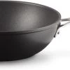 Le Creuset Wokpan - Met Steel - Les Forgées TNS - ø 26 Cm / 3.4 Liter - Standaard Anti-aanbaklaag 2 Le Creuset Wokpan - Met Steel - Les Forgées TNS - ø 26 Cm / 3.4 Liter - Standaard Anti-aanbaklaag -Keuken Verkoop 1200x372