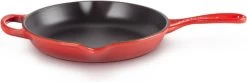 Le Creuset - Gietijzeren Ronde Skillet In Kersenrood 23cm -Keuken Verkoop 1200x397 1