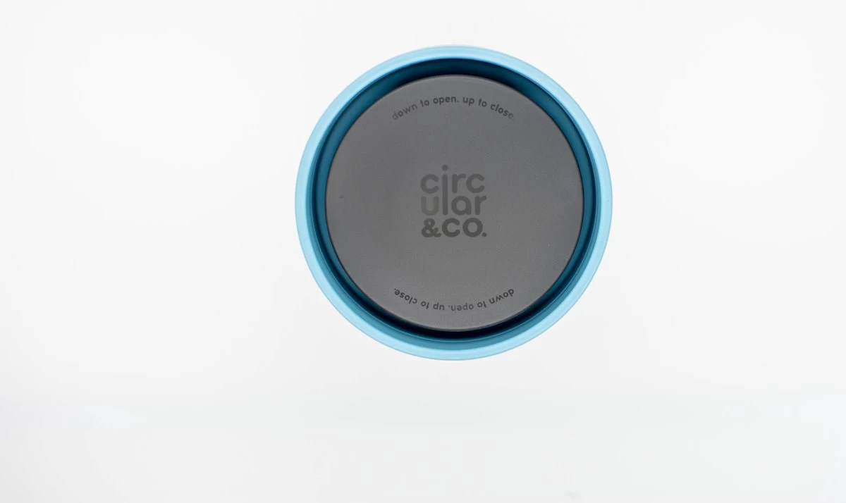 Circular&Co. Herbruikbare To Go Koffiebeker (rCUP) Zwart/blauw 8oz/227ml 4 Circular&Co. Herbruikbare To Go Koffiebeker (rCUP) Zwart/blauw 8oz/227ml - Afbeelding 2