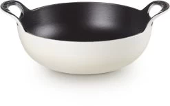 Le Creuset Gietijzeren Balti-pan In Meringue 24 Cm 2,7l -Keuken Verkoop 1200x747 1