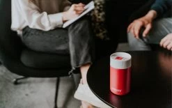 Kambukka Olympus Thermosbeker 300 Ml - Makkelijk Reinigen - Lekvrije Koffiebeker - RVS - Cherry Cake -Keuken Verkoop 1200x752 3