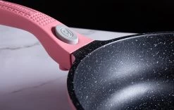 Royalty Line Inductie Pannenset - Luxe 14-delige Pannenset Marmeren Coating - Pannen Met Afneembare Handvaten - Oven-Ready - PFAS-Vrij - Voor Alle Warmtebronnen - Afneembare Koudgrepen - Antiaanbaklaag - Koekenpan Met Glazen Deksels - Roze 18 Royalty Line Inductie Pannenset - Luxe 14-delige Pannenset Marmeren Coating - Pannen Met Afneembare Handvaten - Oven-Ready - PFAS-Vrij - Voor Alle Warmtebronnen - Afneembare Koudgrepen - Antiaanbaklaag - Koekenpan Met Glazen Deksels - Roze -Keuken Verkoop 1200x757 1