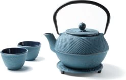 Tealøv THEE SET 1,1 LITER GIETIJZER | COMPLETE SET IN GESCHENKDOOS | Gietijzeren Theepot Met Roestvrijstalen Zeef, Gietijzeren Theekopjes En Onderzetter | In Authentiek Japanse Stijl | Arare Blauw -Keuken Verkoop 1200x765 4