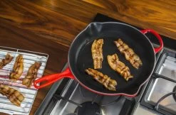 Le Creuset - Gietijzeren Ronde Skillet In Kersenrood 23cm -Keuken Verkoop 1200x787 2