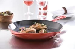 Le Creuset - Gietijzeren Ronde Skillet In Kersenrood 23cm -Keuken Verkoop 1200x799 76