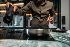 Soenil By ISENVI - Koekenpan Inductie - 28 CM - Keramische Pan - RVS Handgreep 13 Soenil By ISENVI - Koekenpan Inductie - 28 CM - Keramische Pan - RVS Handgreep -Keuken Verkoop 1200x800 61