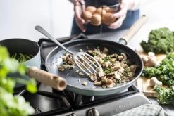 GreenPan Mayflower Koekenpannenset Ø 20cm + Ø 24cm + 1 Accessoire - Lichtblauw - Inductie - PFAS-vrij 25 GreenPan Mayflower Koekenpannenset Ø 20cm + Ø 24cm + 1 Accessoire - Lichtblauw - Inductie - PFAS-vrij -Keuken Verkoop 1200x800 72