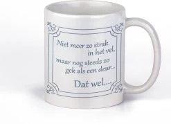 Mok Bedrukt Met Tekst | Niet Meer Zo Strak In Het Vel | Cadeaumok Voor 40 - 50 - 60 - 70 Jaar | Verjaardagsmok Abraham | Cadeau Voor Man | Kado Voor Vrouw | Sarah | Grappige Tekstmok | Hollands Tegeltje