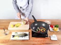 Cheffinger Wokpan Met Deksel - 32cm - Zwart - Pan - Keukenaccessoires 19 Cheffinger Wokpan Met Deksel - 32cm - Zwart - Pan - Keukenaccessoires -Keuken Verkoop 1200x892