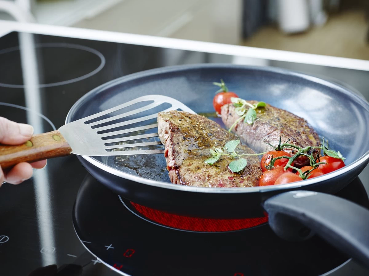 GreenPan Cambridge Hapjespan Met Deksel 28cm - Zwart - Inductie - PFAS-vrij 16 GreenPan Cambridge Hapjespan Met Deksel 28cm - Zwart - Inductie - PFAS-vrij - Afbeelding 14