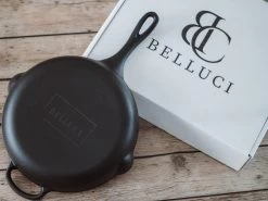 Belluci - Ø26cm - Koekenpan - Skillet + Deksel Geëmailleerde Gietijzeren Pan Voor BBQ En Inductie Incl. Accessoires - Hapjespan - Braadpan -Keuken Verkoop 1200x899 17