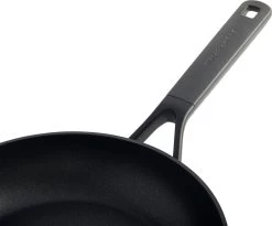 KitchenAid Classic Forged Aluminium Wok ø28cm - Zwart - Inductie - Anti-aanbak -Keuken Verkoop 1200x997