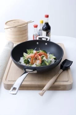 Le Creuset Wokpan - Met Steel - Les Forgées TNS - ø 26 Cm / 3.4 Liter - Standaard Anti-aanbaklaag -Keuken Verkoop 799x1200 4