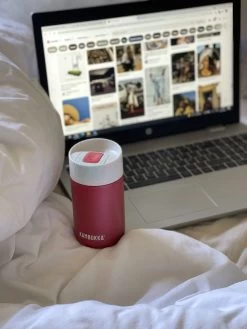 Kambukka Olympus Thermosbeker 300 Ml - Makkelijk Reinigen - Lekvrije Koffiebeker - RVS - Cherry Cake -Keuken Verkoop 900x1200 24